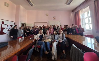 Povodom Međunarodnog dana žena ravnateljica Anamarija Širinić simbolično je podijelila kemijske olovke svim ženama Ekonomske škole Šibenik